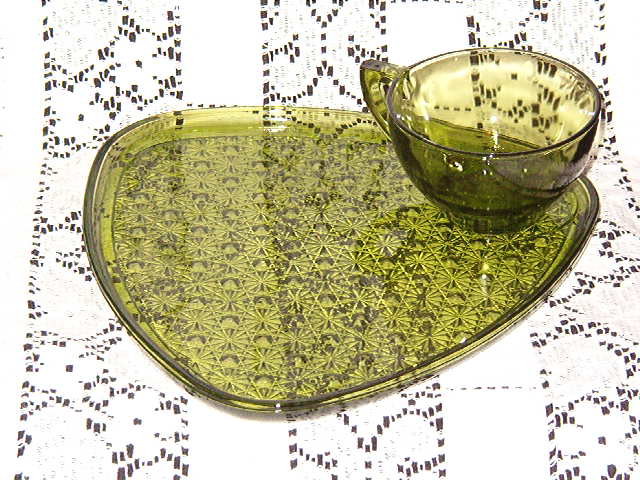 Anchor Hocking Daisy & Button Green Snack Set