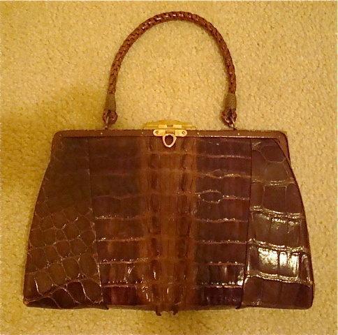 VINTAGE ALLIGATOR HANDBAG W/ SPINES, KELLY STYLE, CHANGE PURSE & MIRROR C.1950S