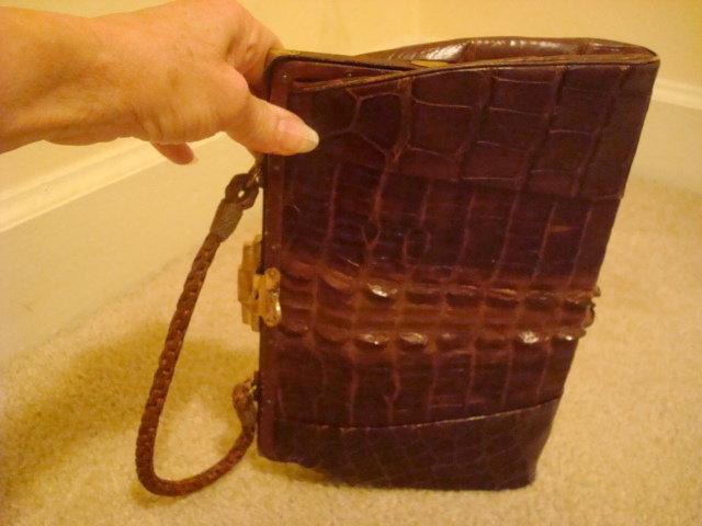 VINTAGE ALLIGATOR HANDBAG W/ SPINES, KELLY STYLE, CHANGE PURSE & MIRROR C.1950S