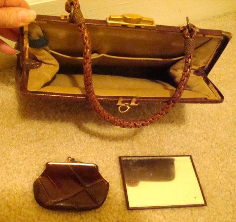 VINTAGE ALLIGATOR HANDBAG W/ SPINES, KELLY STYLE, CHANGE PURSE & MIRROR C.1950S