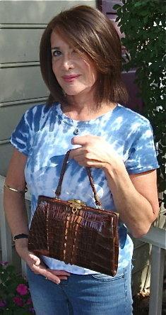 VINTAGE ALLIGATOR HANDBAG W/ SPINES, KELLY STYLE, CHANGE PURSE & MIRROR C.1950S