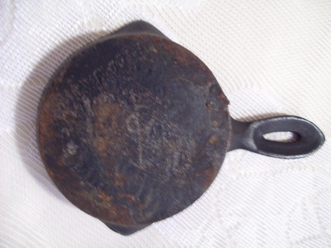 Cast Iron Dog Mini Pan Souvenir Ashtray