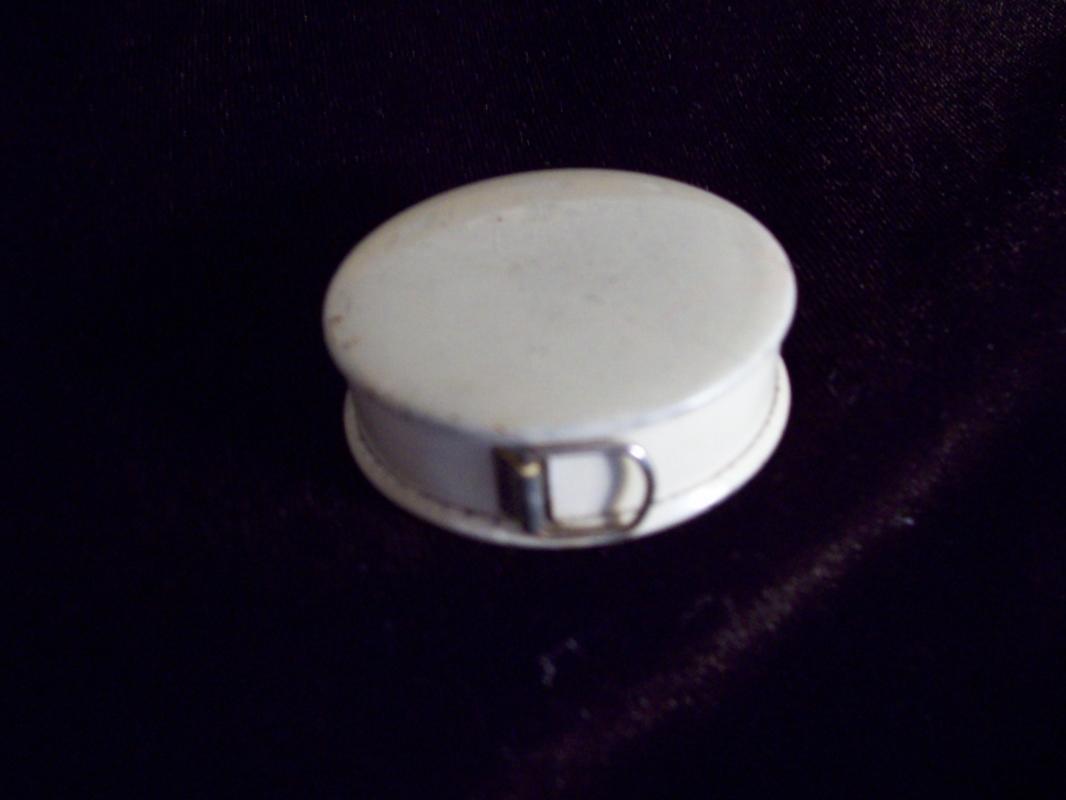 Button Release / Retract Oilcloth Tape Measure / Sewing Notion