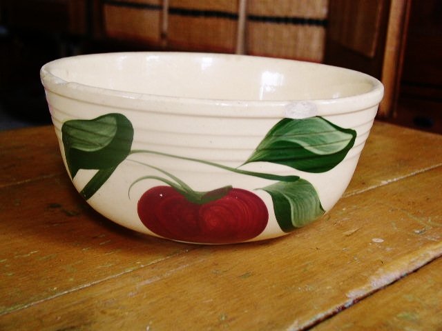 Wattsware Apple Pattern Bowl