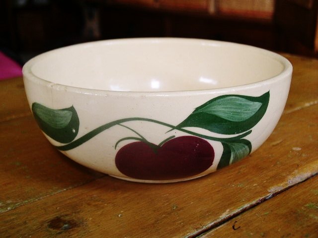 Wattsware Apple Pattern Bowl