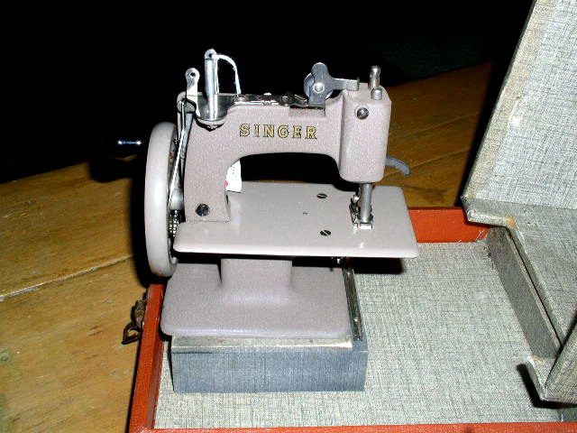 Singer Chld's Sewing Machine with Case