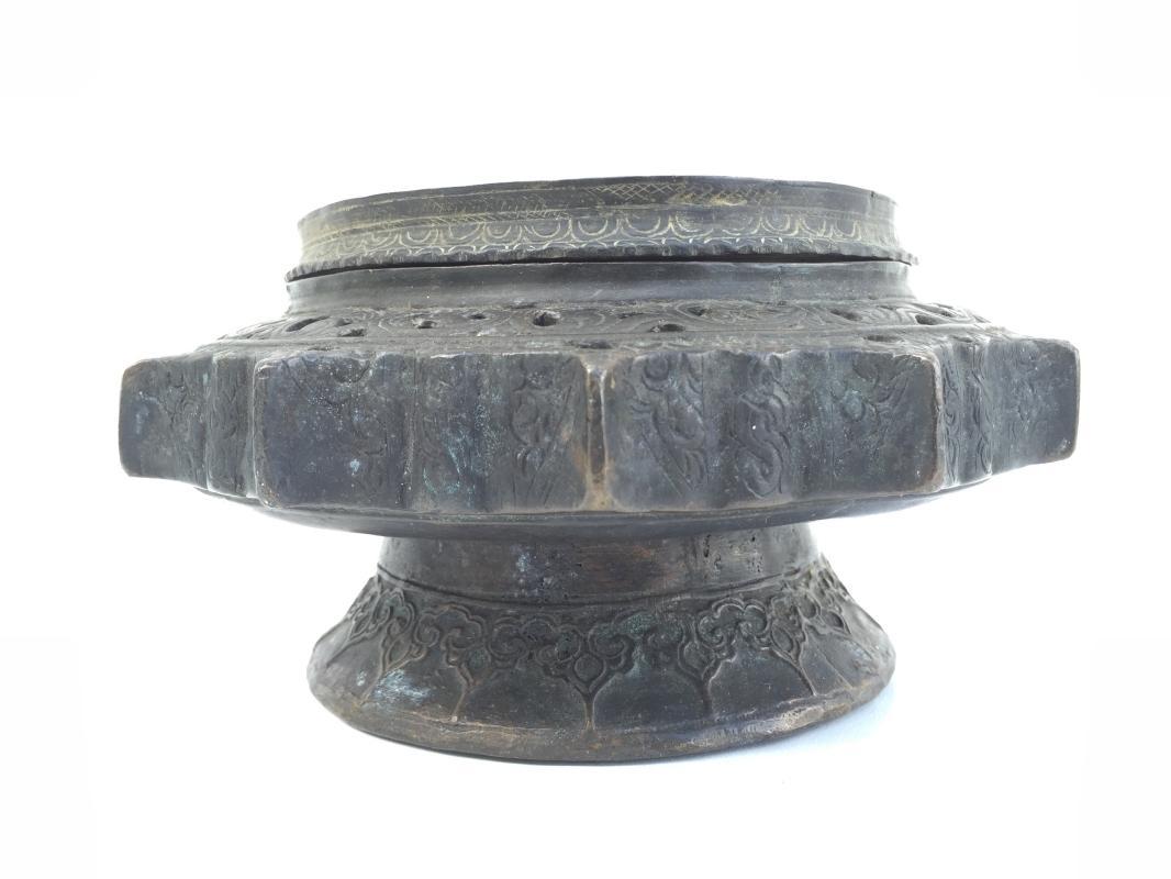 Antique Brunei LENGGUAI BRASS CONTAINER Betel Nut & Sirih Dayak Tradition Longhouse