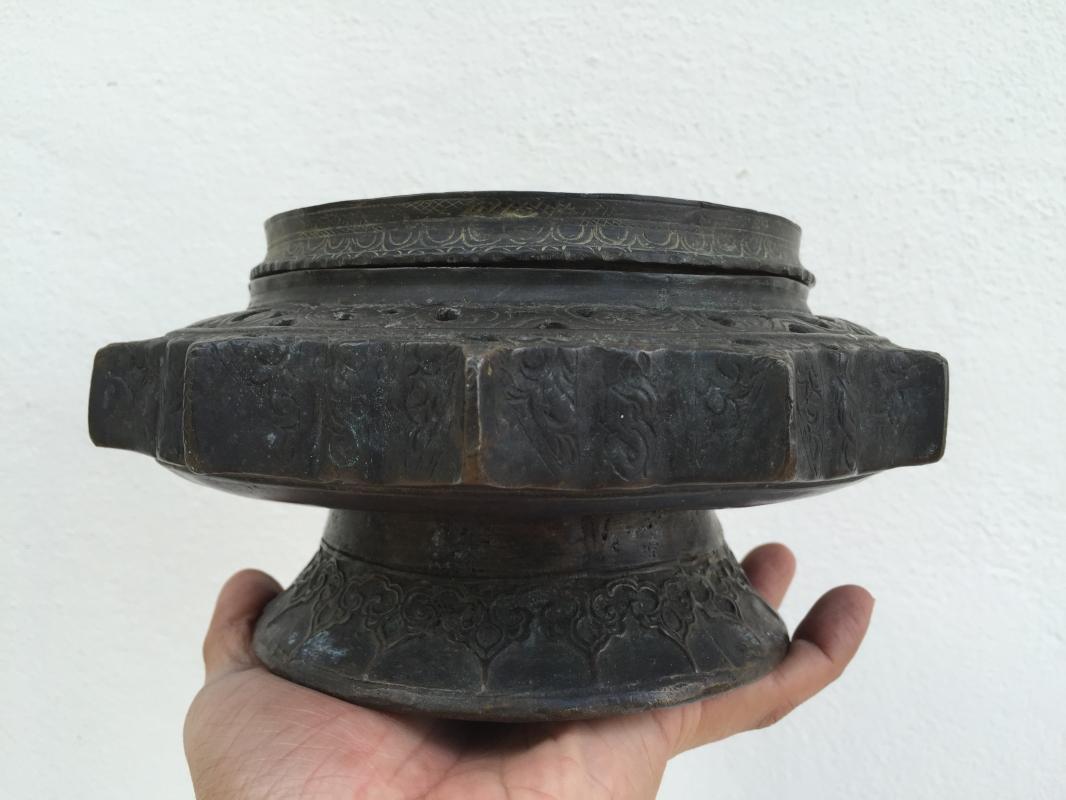 Antique Brunei LENGGUAI BRASS CONTAINER Betel Nut & Sirih Dayak Tradition Longhouse