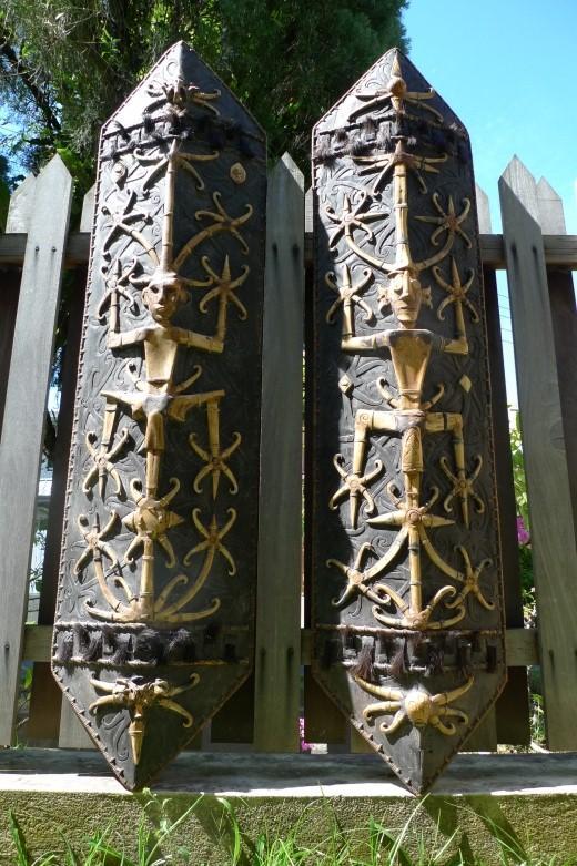 MASSIVE DAYAK SHIELD 1700mm Tall BONE & ANTLER Aristocrate Borneo Armor Guard