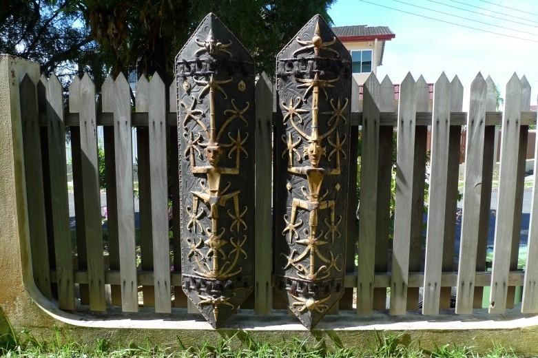 MASSIVE DAYAK SHIELD 1700mm Tall BONE & ANTLER Aristocrate Borneo Armor Guard