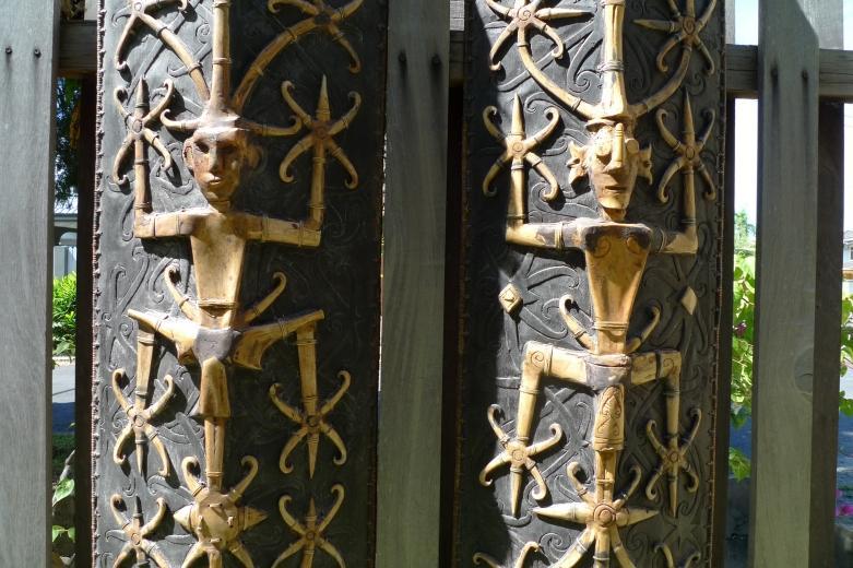 MASSIVE DAYAK SHIELD 1700mm Tall BONE & ANTLER Aristocrate Borneo Armor Guard