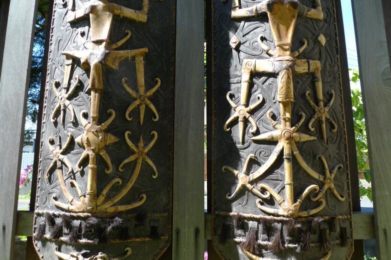 MASSIVE DAYAK SHIELD 1700mm Tall BONE & ANTLER Aristocrate Borneo Armor Guard