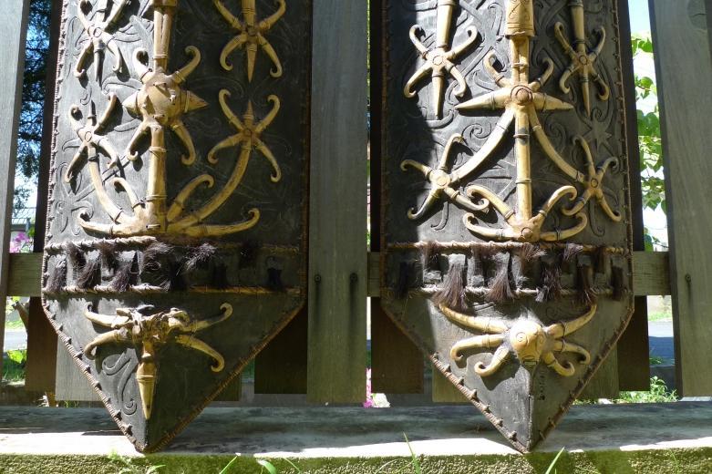MASSIVE DAYAK SHIELD 1700mm Tall BONE & ANTLER Aristocrate Borneo Armor Guard