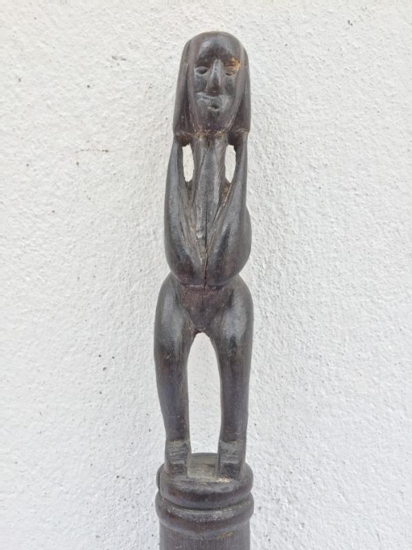BLACK HARDWOOD DAYAK RITUAL POLE Old TunTun Figure Headhunter Dyak Statue Borneo