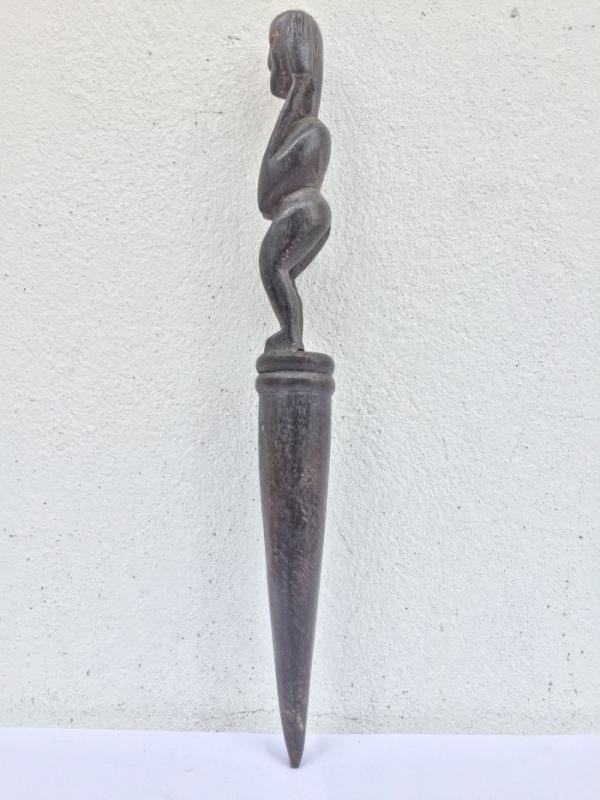 BLACK HARDWOOD DAYAK RITUAL POLE Old TunTun Figure Headhunter Dyak Statue Borneo