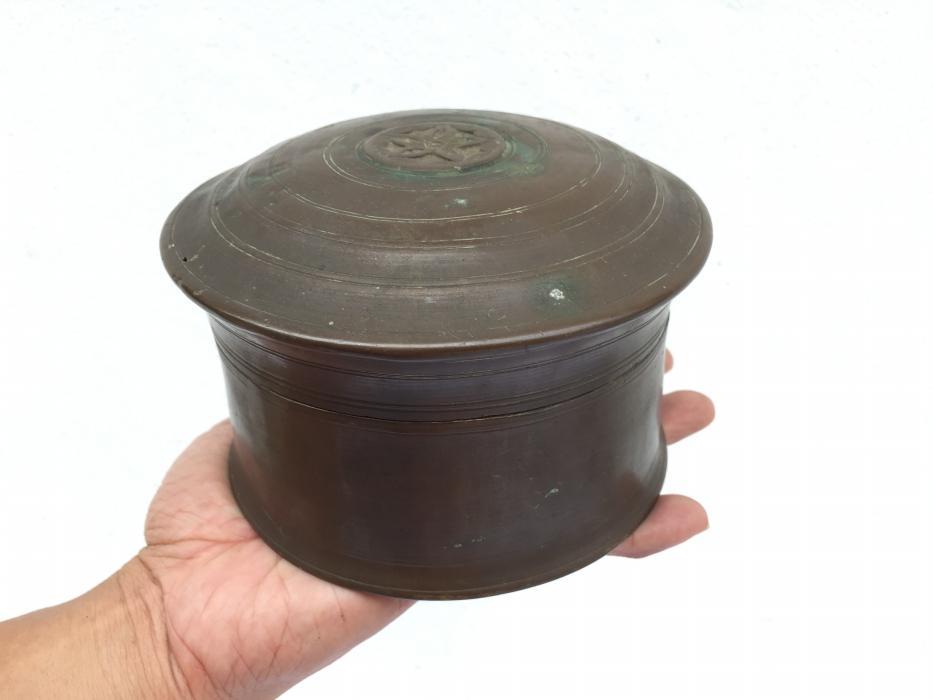 ANTIQUE JEWELRY / COIN / GOLD / BETEL NUT BOX Container Bunker Storage Borneo