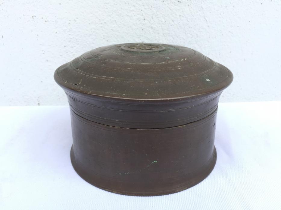 ANTIQUE JEWELRY / COIN / GOLD / BETEL NUT BOX Container Bunker Storage Borneo