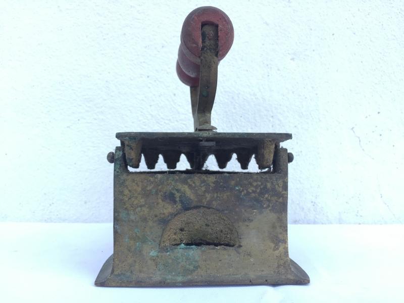 ANTIQUE 3.9 lb CHARCOAL IRON Shirt T-shirt Ironing Brass Bronze Old School Tool