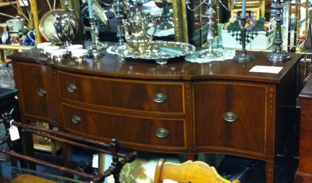 Elegant Hepplewhite Mahogany Sideboard
