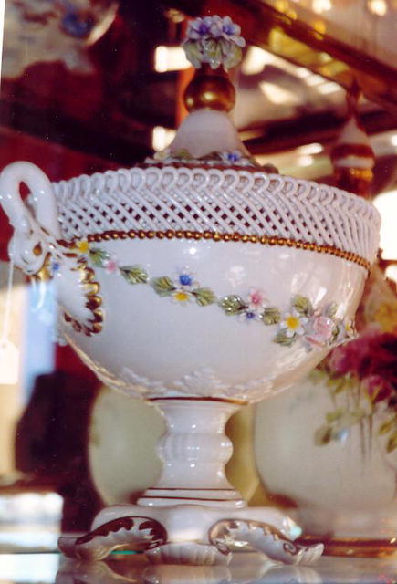 Capodimonti Reticulated Bowl & Cover