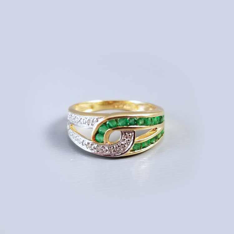Modern estate 10k two tone yellow and white gold channel set emerald and diamond intertwined band ring, size 7