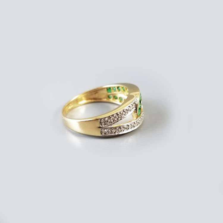 Modern estate 10k two tone yellow and white gold channel set emerald and diamond intertwined band ring, size 7