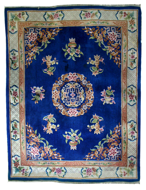 85.5842 Large Chinese Rug with Decorative Pattern