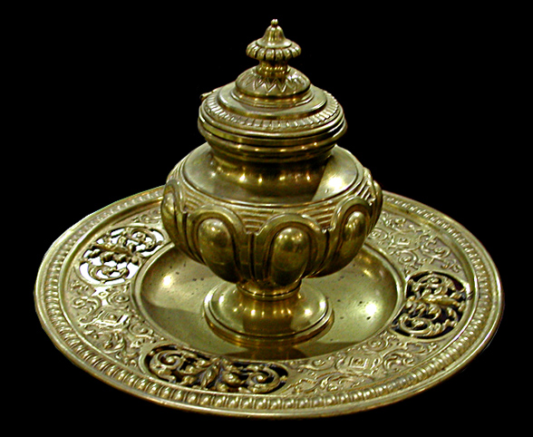 70.3328 Antique Bronze Inkwell with Round Base & Foliate Details