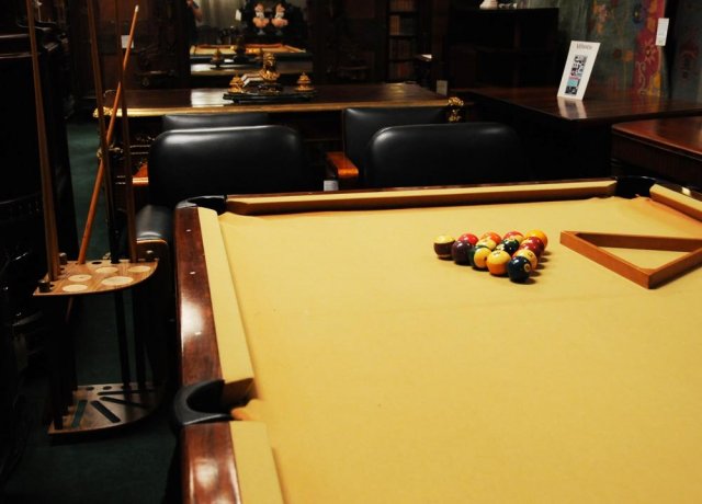 6928 Brunswick Six-Legged Kling Table