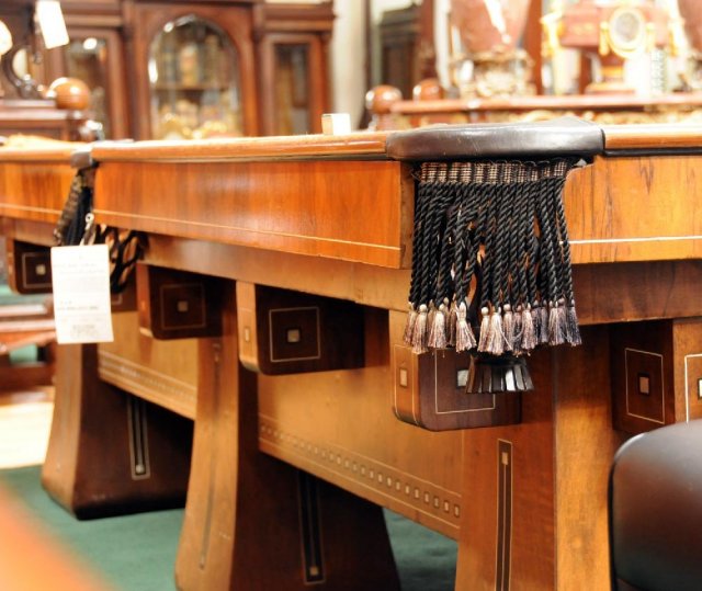 6928 Brunswick Six-Legged Kling Table