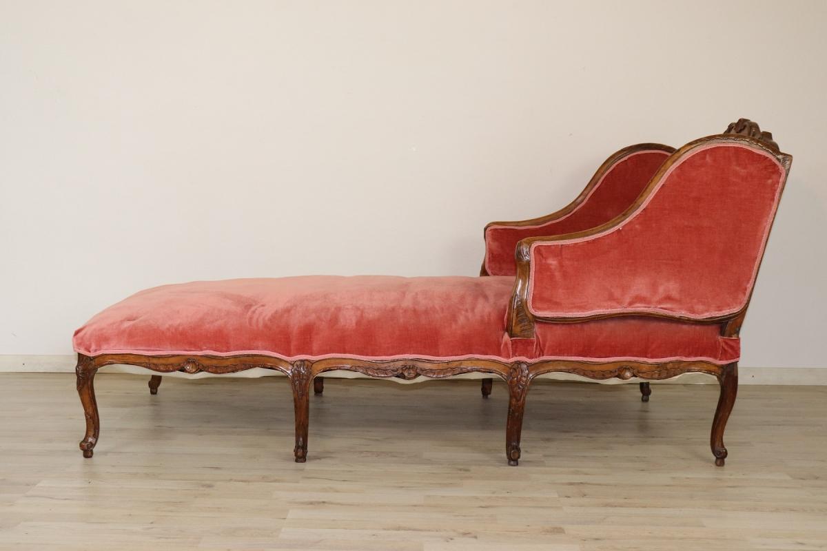 18th Century Italian Carved Walnut Chaise Longue with Velvet