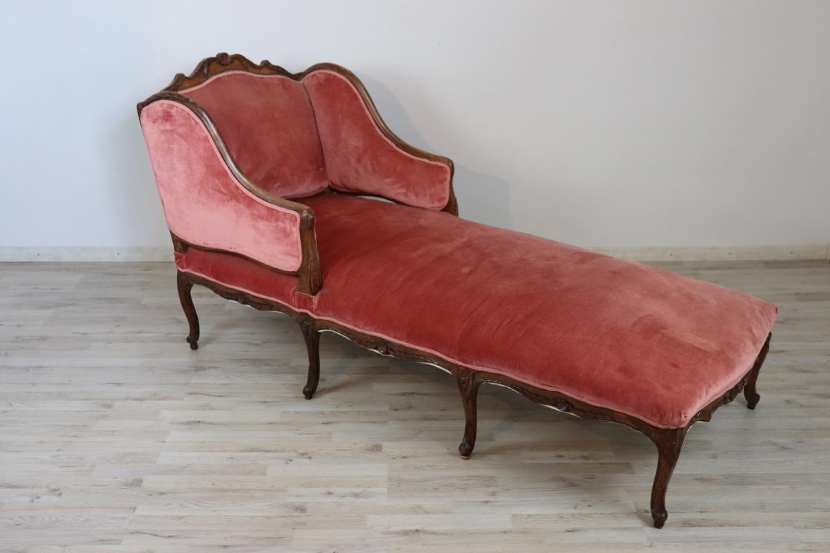 18th Century Italian Carved Walnut Chaise Longue with Velvet