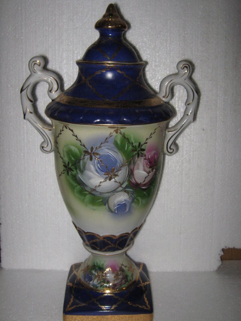 Gorgeous Urn- Gold Detail!