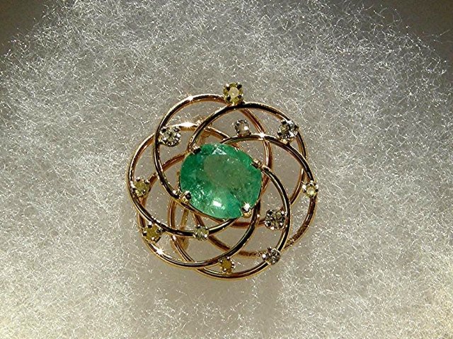 EMERALD 5. 00 CARAT. CERTIFIED * Estate