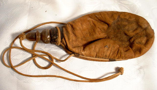 ANTIQUE AMERICAN POWDER POUCH, 18TH CENTURY