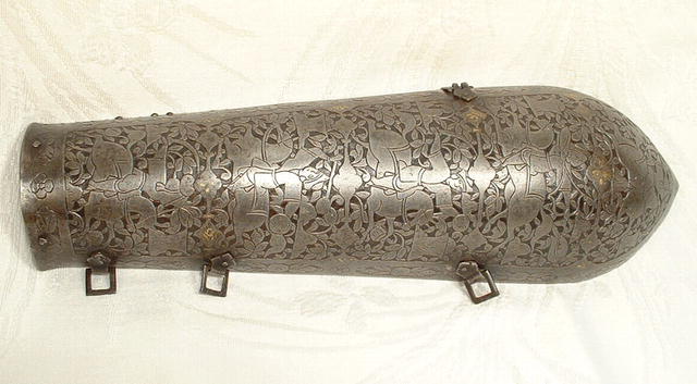 ANTIQUE PERSIAN ARM GUARD AMOUR BAZU BAND, 18th