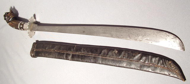 ANTIQUE 19TH CENTURY ISLAMIC MALAY SWORD GOLOK