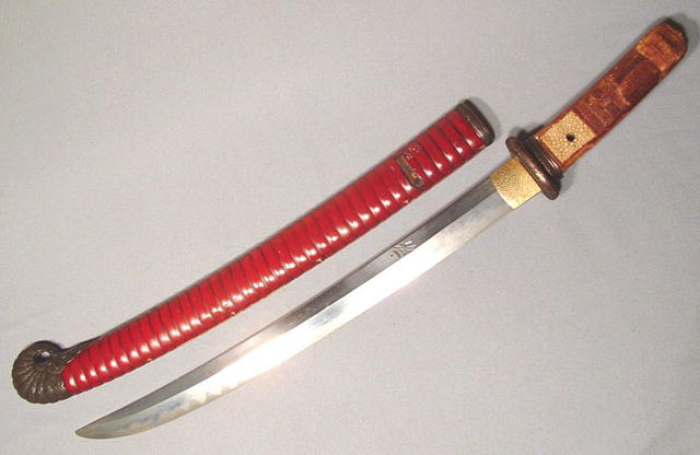ANTIQUE JAPANESE SAMURAI SWORD WAKIZASHI WITH HORIMONO, C. 1500