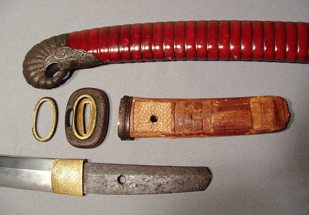 ANTIQUE JAPANESE SAMURAI SWORD WAKIZASHI WITH HORIMONO, C. 1500