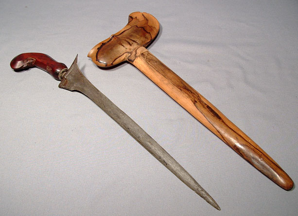ANTIQUE SHORT SWORD KRIS, CIRCA 1800