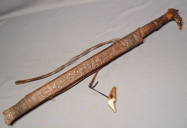 ANTIQUE DAYAK MANDAU PARANG SWORD, 19TH CENTURY