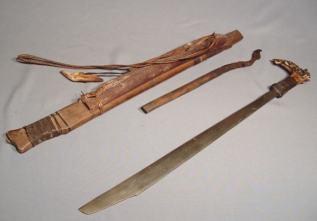 ANTIQUE DAYAK MANDAU PARANG SWORD, 19TH CENTURY