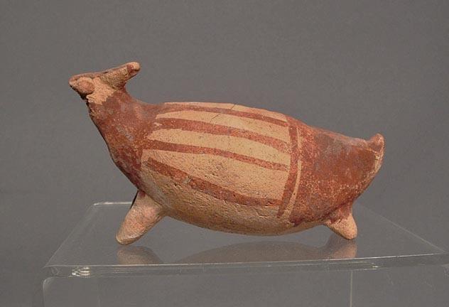 Antique Pre-Columbian, Chancay Terracotta effigy Llama Figure