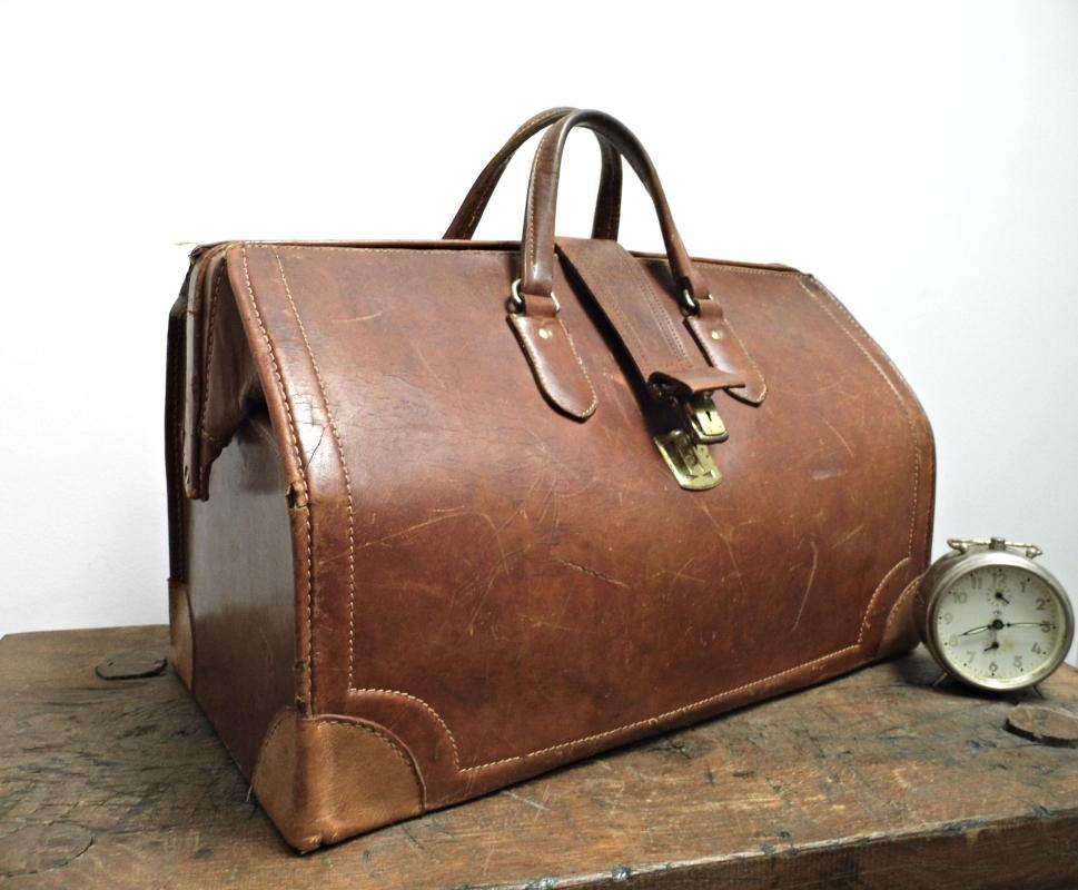 Vintage Leather Doctors Bag Saddle Duffle Chestnut Brown Weekend Duffel Travel Retro Luggage Bag Train Case Overnight Bag Weekend Bag Clasp