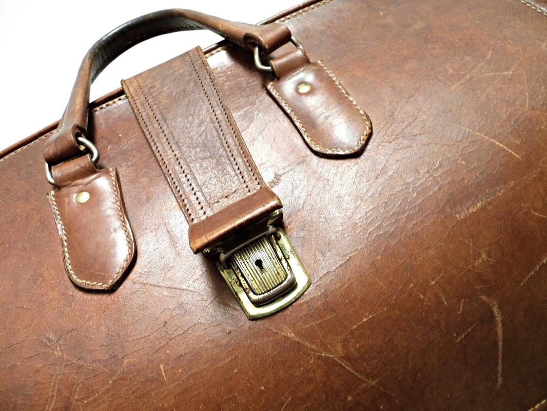 Vintage Leather Doctors Bag Saddle Duffle Chestnut Brown Weekend Duffel Travel Retro Luggage Bag Train Case Overnight Bag Weekend Bag Clasp
