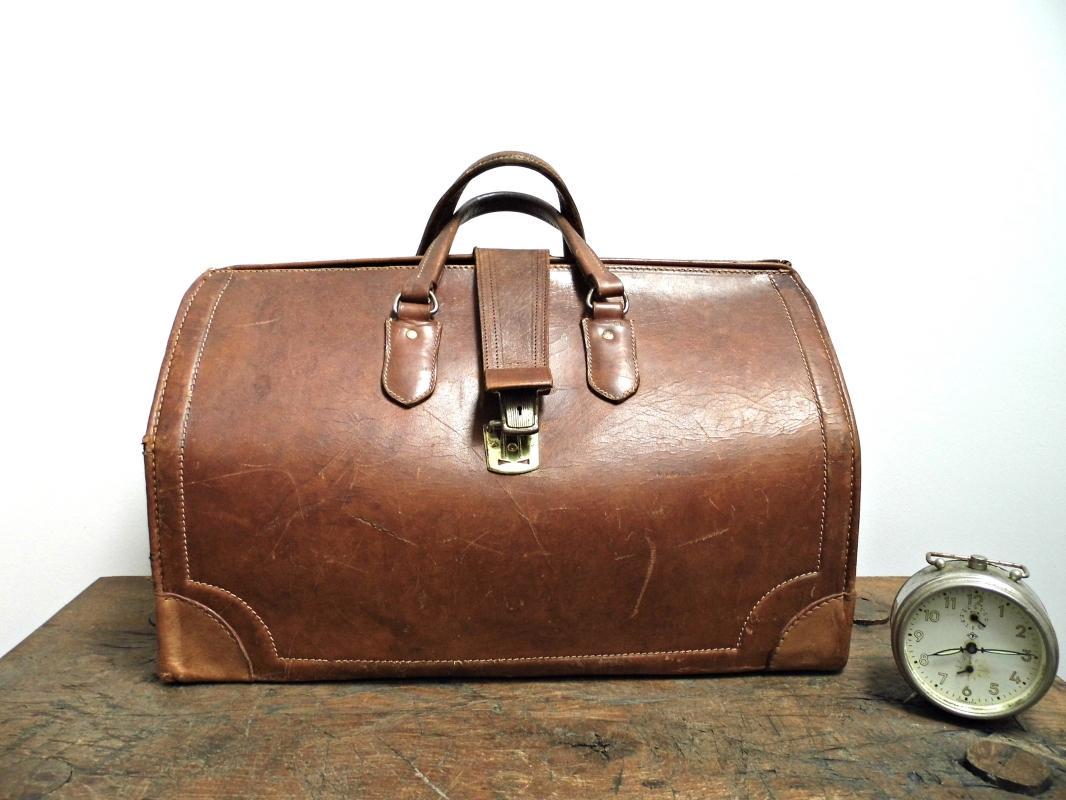 Vintage Leather Doctors Bag Saddle Duffle Chestnut Brown Weekend Duffel Travel Retro Luggage Bag Train Case Overnight Bag Weekend Bag Clasp