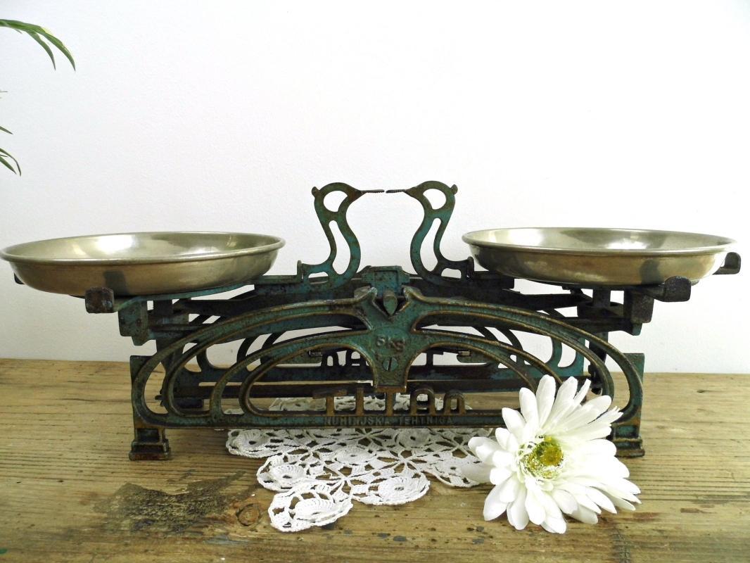 Antique Kitchen Scale Blue Green Vintage Metal Market Balance Scale Brass Trays Cast Iron Counter Rustic Farmhouse Kitchen Industrial Decor