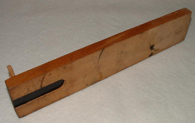 Small 9.5 by 2 Inch Vintage Wooden Cribbage Board