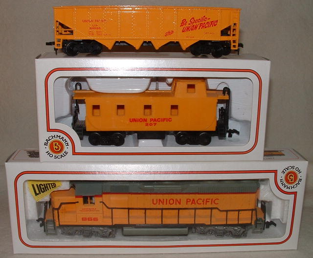 Vintage HO Train Bachmann Union Pacific Locomotive 866 & Cars