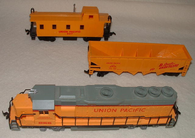 Vintage HO Train Bachmann Union Pacific Locomotive 866 & Cars